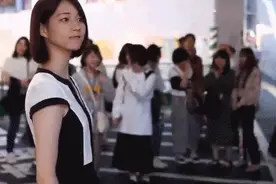日本街头展览女机器人，多名路人触摸后感叹：一辈子也买不起图片