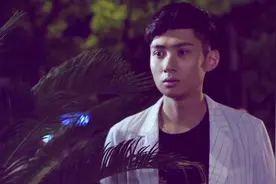 姑娘上了别的男人的车，小伙目睹了这一切，顿时心好痛视频封面