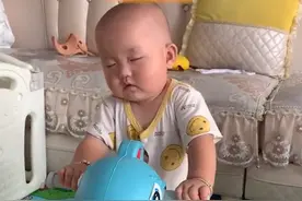 江西一萌娃摇木马等妈妈把自己摇困，看萌娃打瞌睡玩木马妈妈笑了图片