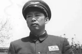 刘亚楼将军回乡探亲，一名妇女却跪地痛哭：司令，你要为我做主啊图片