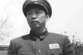 刘亚楼将军回乡探亲，一名妇女却跪地痛哭：司令，你要为我做主啊图片