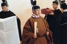 不拜靖国神社，为日本侵华道歉，他与父亲截然相反，他是明仁天皇图片