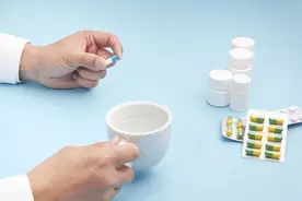 说出来你可能不信：有些药要站着吃，不能坐着吃图片