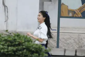 baby《奔跑吧》路透曝光，穿民国学生装出镜，发带飞扬气质清纯图片
