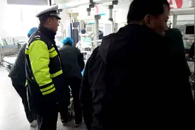 争分夺秒！石家庄灵寿交警鸣笛开道护送伤者及时就医图片