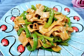 尖椒豆皮是天生一对，5分钟炒一盘，味道鲜美又营养，成本才4元图片