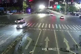 深夜！诸暨市这两位女司机火了！一前一后，经过这个十字路口，但是，做人的差距怎么就这么大呢？图片