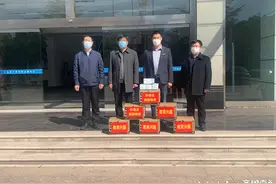 日照“口罩哥”孙青云爱心物资捐赠校园，全力储备静待开学图片