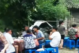 村民喜提新车，为示庆贺，请了半个村的人来吃酒图片