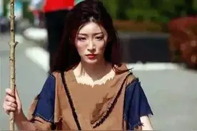 在火车上遇到了一个脱鞋的姑娘，我用这一招纠正了她的不文明行为图片