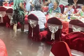 真正的“流水席”！江苏一婚礼遇大雨，众宾客脚泡水里，淡定吃席图片