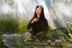 自驾旅行记得带一把吉他，拍个好片子，她们都喜欢图片