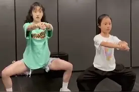 李小璐曝甜馨学习成绩堪忧后，再晒其练舞蹲马步，表情狰狞超努力图片