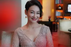 惠英红花甲之年老态初现，出席活动浓妆艳抹，难掩一脸倦容图片