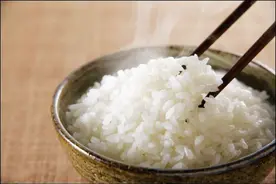 煮米饭别只会加水了，教你一个饭店不外传的诀窍，香软又好吃图片