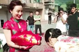 “超高颜值婆婆”走红，婚礼上被误认为新娘，网友：太羡慕爷爷了图片