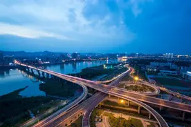国内高速奇景：慢车道在超车，快车道慢悠悠，是什么造成的？图片