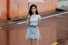赵露思打伞在雨中 整体造型简洁具有少女风情图片