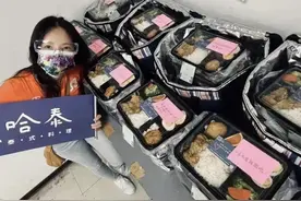 45岁女星转行送外卖？独自搬大箱盒饭太心酸，至今还是单身一人图片