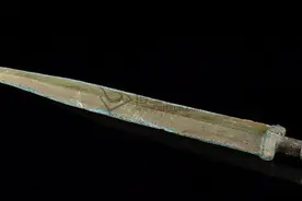 兵马俑中，专家发现被压弯千年的青铜剑，刚拿出来剑身竟立马弹直图片