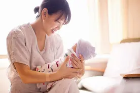 小宝宝出生就会“撩妹”，抓住护士口罩不放，网友：脐带剪疼了？图片