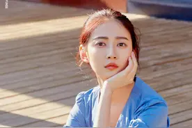 陈钰琪 街拍look，扭结装饰上衣搭配简单牛仔裤，不失层次感。图片