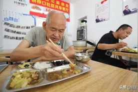 街头现“共享餐厅”，三无老人提供免费用餐、送餐服务图片