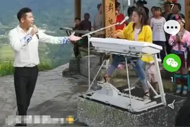 玖月奇迹男主换新人！穿衬衫搭西裤真帅气，王小玮伴奏弹唱更卖力图片