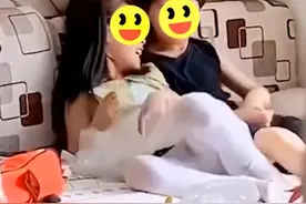 山西一男孩带女生回家玩，不料妈妈回来了，表现淡定图片