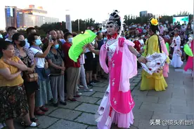 18名小伙反串美女扭秧歌，点燃长春夏日激情图片