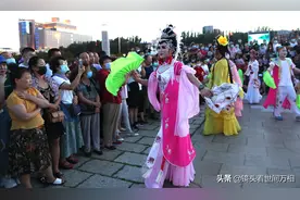 18名小伙反串美女扭秧歌，点燃长春夏日激情图片