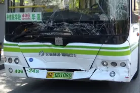 两公交车进站头尾相撞，车辆受损变形，乘客受惊吓后迅速转移视频封面