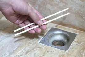 卫生间里放一双一次性筷子，下水道再也不怕堵了，方法简单实用！视频封面