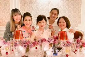 赵雅芝借好友豪宅办66岁生日会，穿仙女裙摆拍，仿佛女主人一般图片