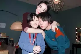 50岁蹦迪王菲再上热搜，同意女儿退学，这妈妈活成了最高级样子图片