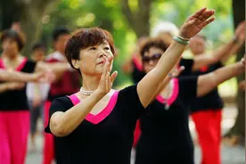 时隔几十年，老头跳广场舞时，遇见了知青岁月里的“小芳”图片