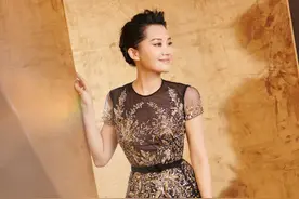 51岁许晴身材真好，透视纱裙大秀美背，拖地长裙也遮不住性感身材图片