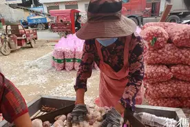 少女患癌遭截肢，六旬奶奶抱病携6岁孙子拾荒打零工挣钱图片