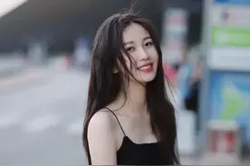 原以为虞书欣够白富美了，看到喻言的家庭背景后：还缺姐妹吗？图片