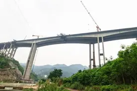 渝黔高速扩能首座连续刚构桥双线合龙 全线预计明年通车图片