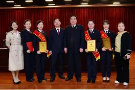 侧记|载誉归来，“她”说图片