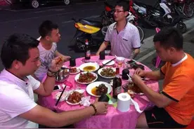 小伙刮刮卡中奖8千，彩票店老板晚上仔细一看中奖8万图片