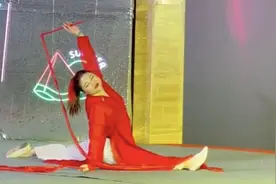 杨天真边跳舞边劈叉，动作一气呵成秀超强柔韧度，被赞灵活的胖子图片