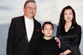 演员王刚:靠才华征服3个女人，58岁娶小20岁娇妻，与儿子相差60岁图片