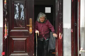 8旬老太养大仨儿子，每人孝敬的方式不一样，老太其实最想抱孙子图片