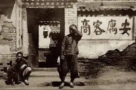 通红炭火放赤腿上点烟 忻州奇人赵贵根被誉为骨头最硬的人图片