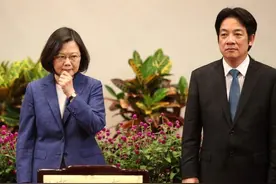 把财库都掏空了，蔡英文当局疯狂签单买美国军火，台湾财政面临破产危机图片