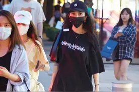 杨幂逛三里屯被偷拍，黑丝配短靴这腿也太绝了图片