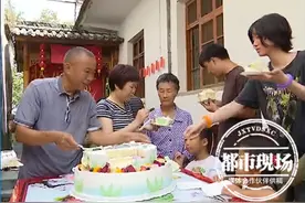 一家人给女儿过生日，一起“当寿星”的还有条鱼，年龄已经这么大了图片