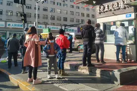 哈尔滨这家烤鸡排开了三十年了，天天排队，疫情期间依然如此图片